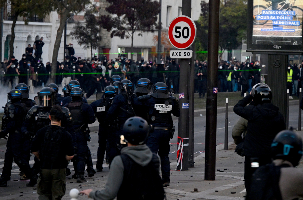 Na ivici novog haosa: Privedeno skoro 300 ljudi; Na ulicama 70.000 policajaca FOTO