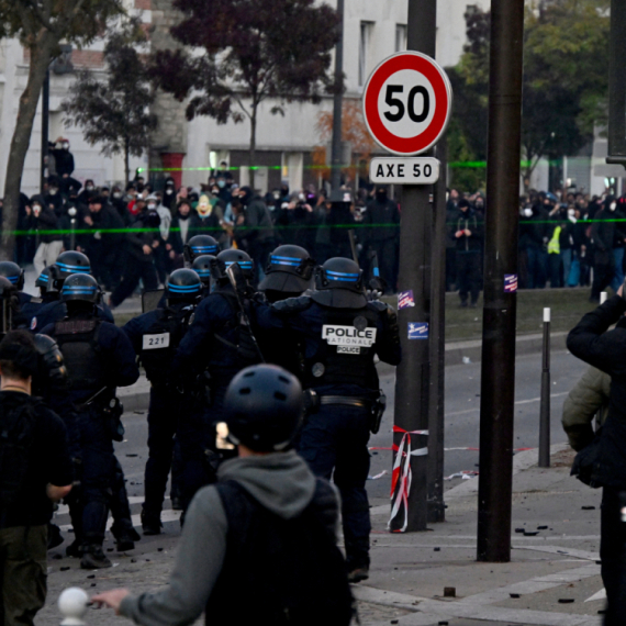 Na ivici novog haosa: Privedeno skoro 300 ljudi; Na ulicama 70.000 policajaca FOTO