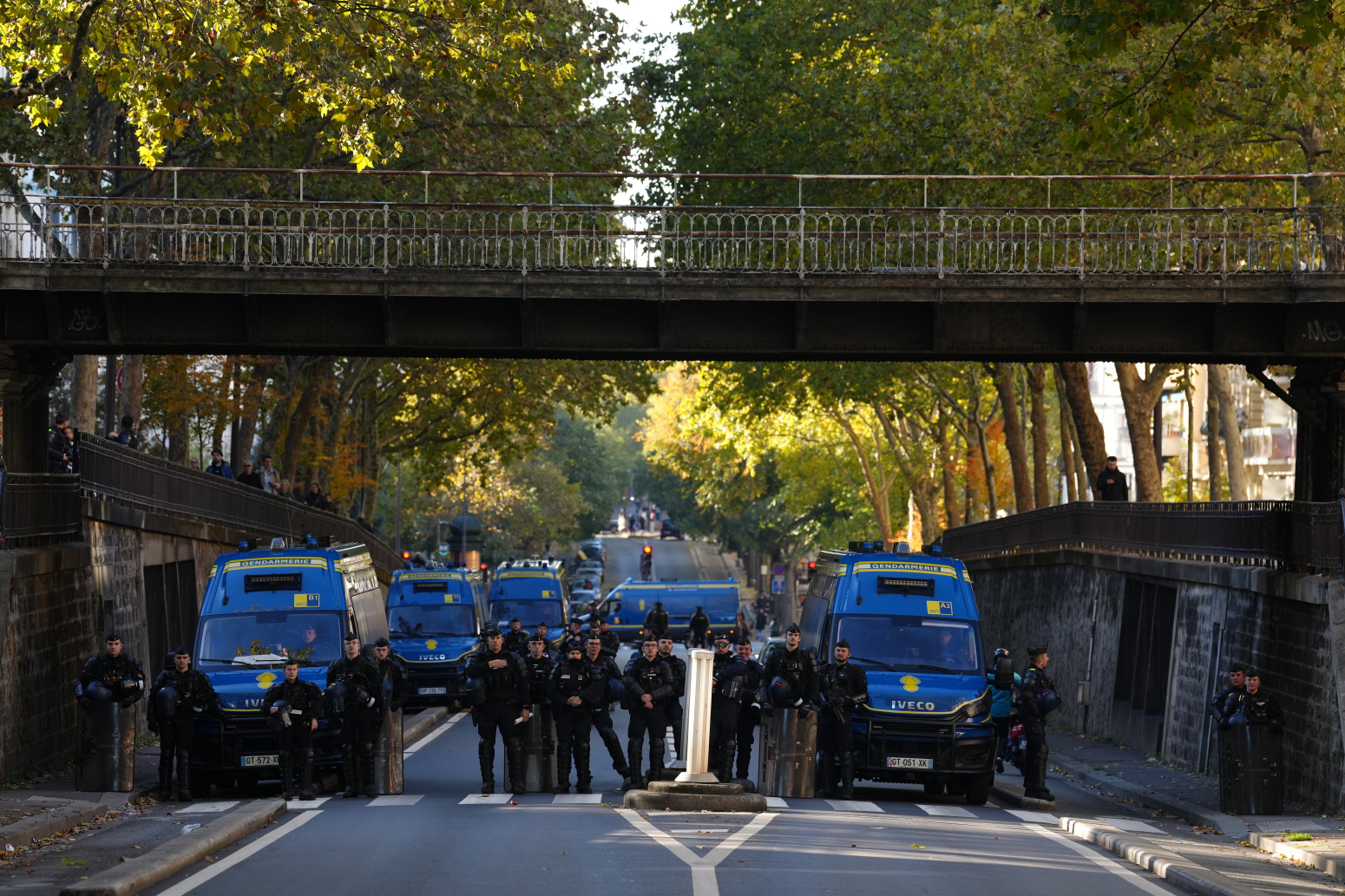 Na ivici novog haosa: Privedeno skoro 300 ljudi; Na ulicama 70.000 policajaca FOTO