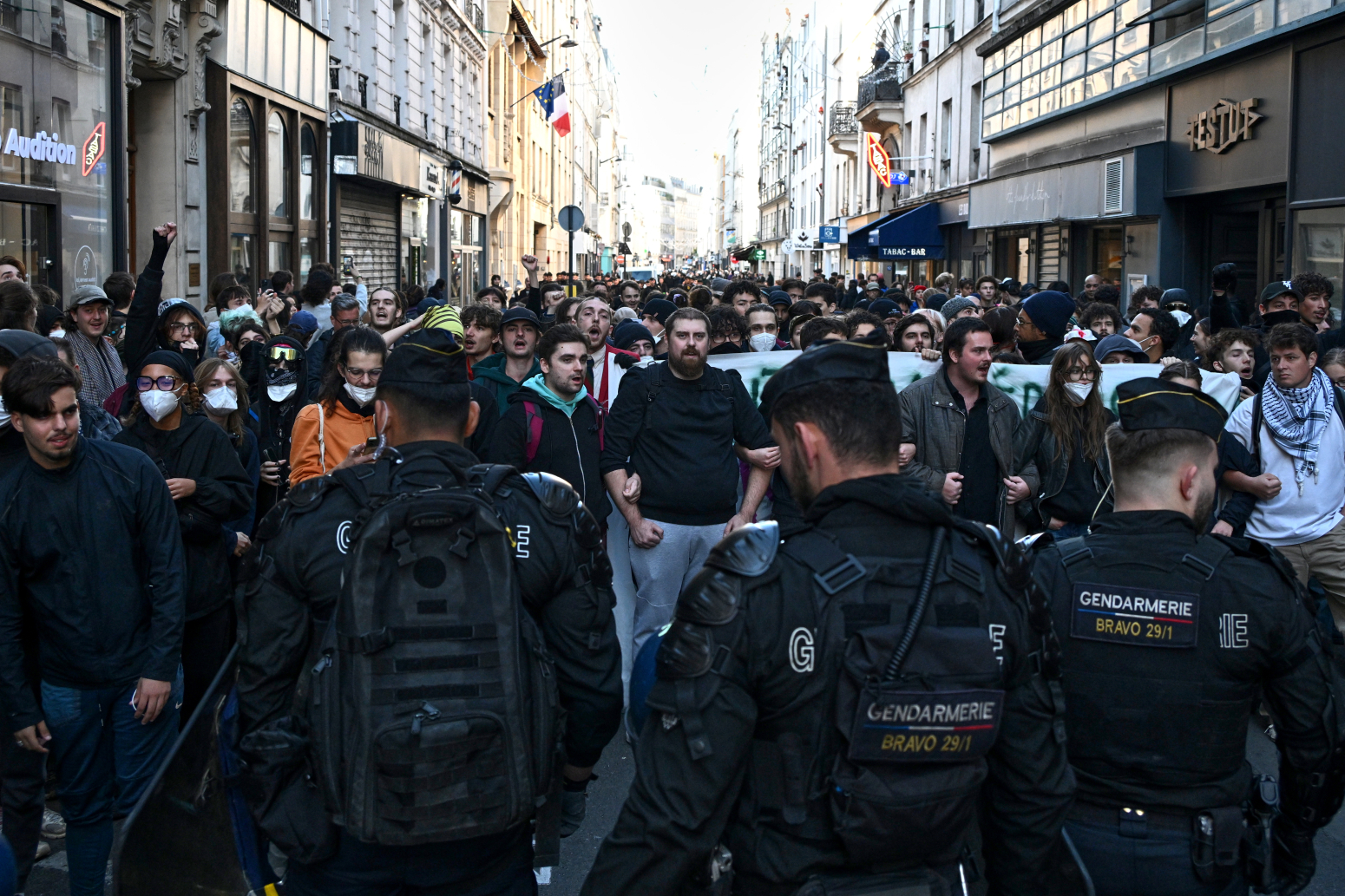 Na ivici novog haosa: Privedeno skoro 300 ljudi; Na ulicama 70.000 policajaca FOTO