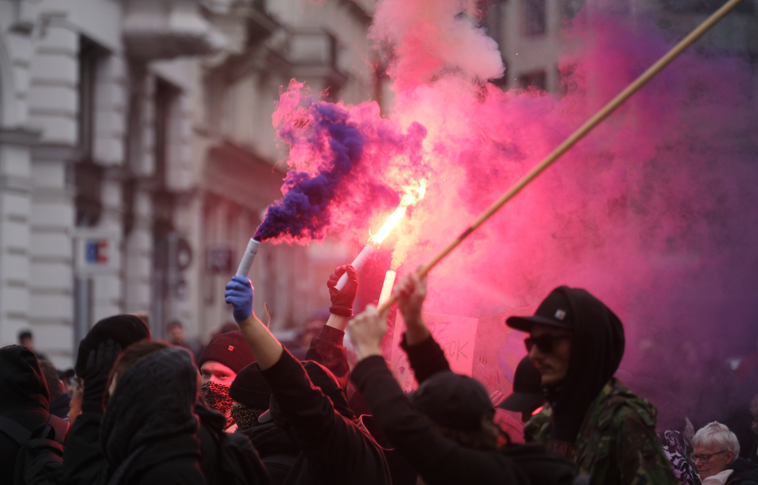 Generacija Z digla ustanak: Zasuli policiju flašama i petardama, barikade gorele; Ima povređenih FOTO/VIDEO