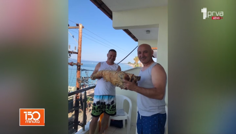 Aleksandar na letovanje poneo celo pečeno jagnje