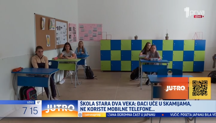 Škola stara dva veka: Đaci uče u skamijama, ne koriste mobilne telefone...