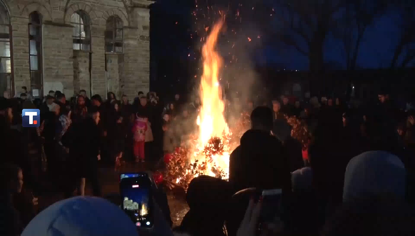 Veliki broj vernika na paljenju badnjaka u porti manastira Gračanica