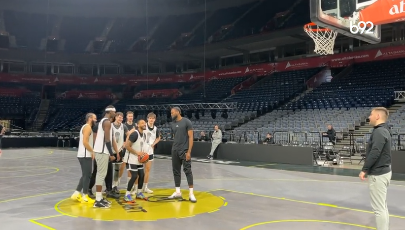 Karlik Džons šutira slobodna bacanja