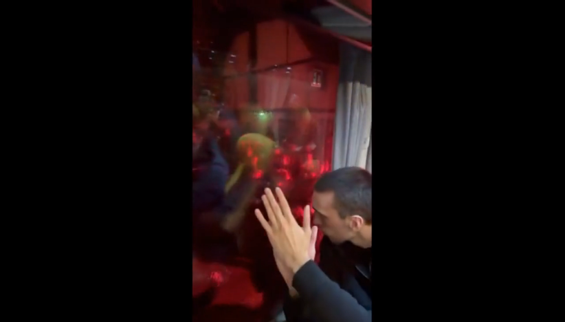 "Grobari" izvukli igrače iz autobusa!