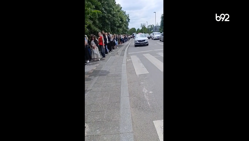 Ogromni redovi za celivanje pojasa Bogorodice u Beogradu