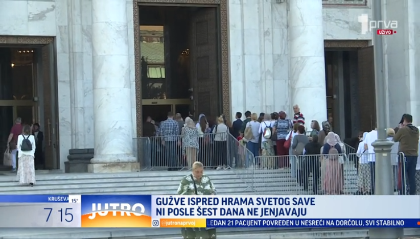 Šesti dan gromni redovi vernika ispred Hrama Svetog Save danima
