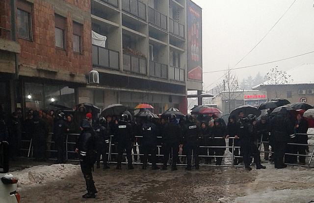 Kosovo: Eggs, snowballs thrown as Serbs visit Djakovica