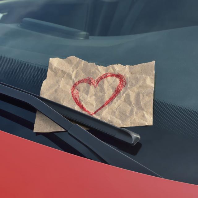 Ovako prilaze današnji momci: Evo šta su devojke iz Zemuna pronašle na svom autu