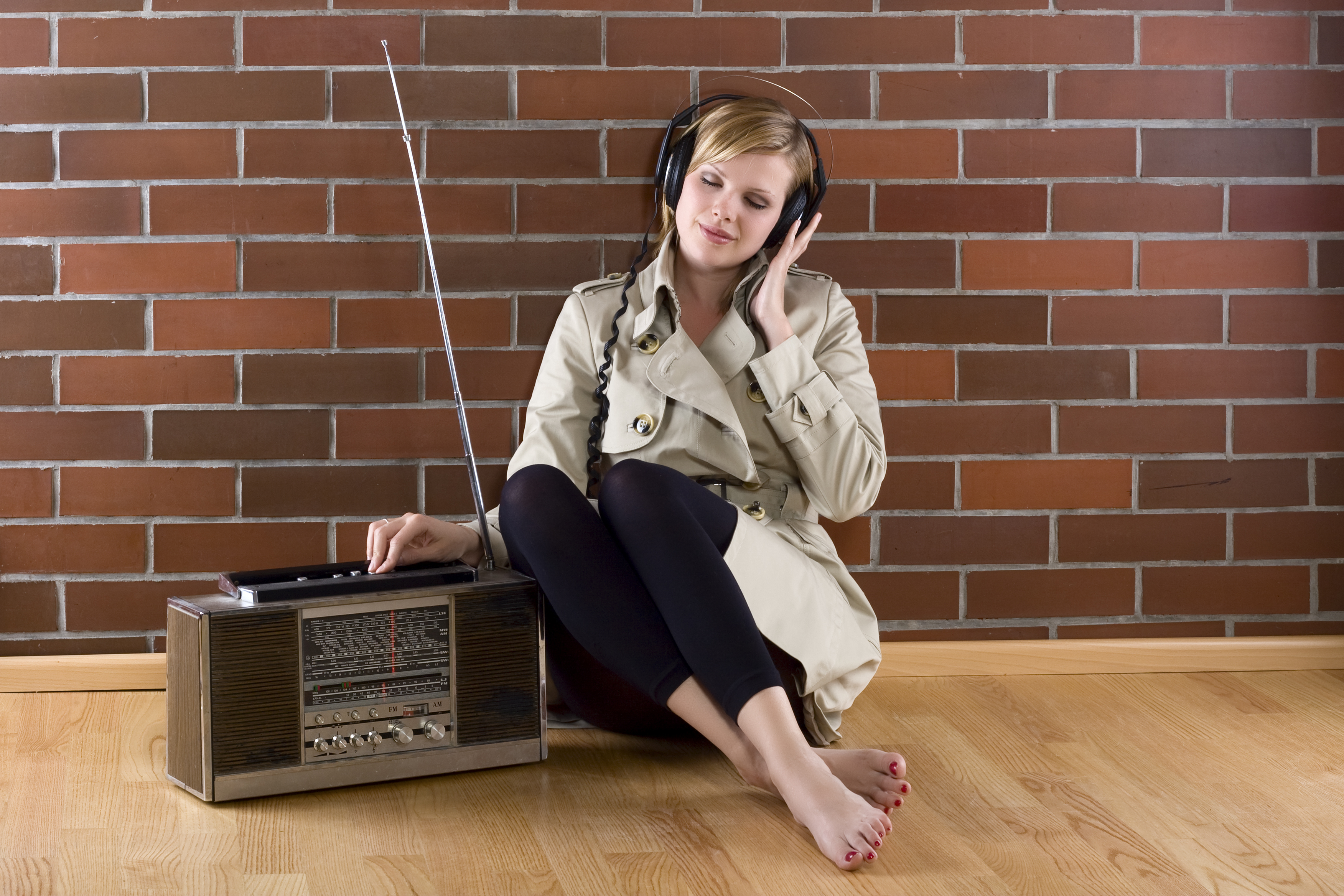 Радио жизнь слушать. Человек с радиоприемником. Девушка слушает радиоприемник. Слушать радио фото. Девка с радиоприёмником.