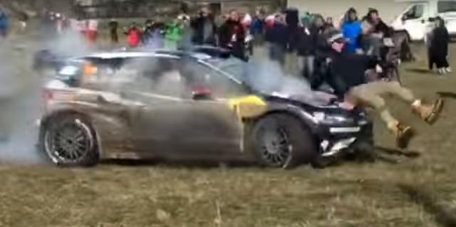 Nije ni primetio da je autom udario gledaoca