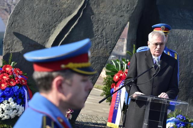 Nikolic lays wreath at memorial to genocide victims