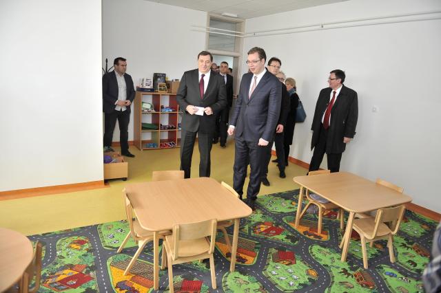 RS: Vučić sa Dodikom otvorio školu 