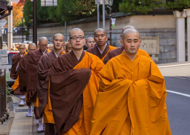 Amazon dostavlja budističke monahe na kućnu adresu