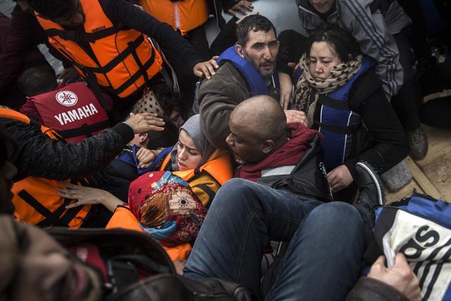 Trajekt sa drugom grupom izbeglica napustio Lezbos