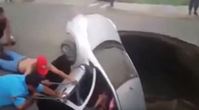 Ogromna rupa "progutala" automobil u Peruu (VIDEO)