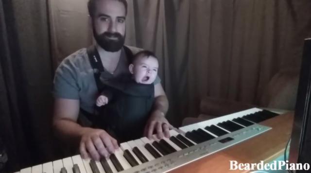 Tata uspavljuje bebu svirajuæi na klaviru (VIDEO)