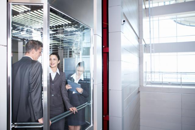 Kako da se ponašate kada se nađete sa direktorom u liftu?