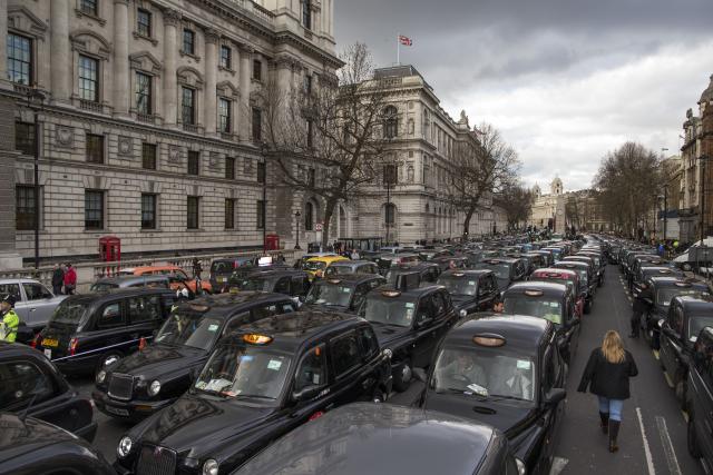 Taksisti zbog Ubera blokirali centar Londona /FOTO