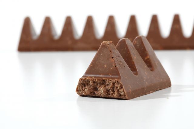 Sve vreme ste jeli toblerone pogrešno: Ovako se lome trouglovi