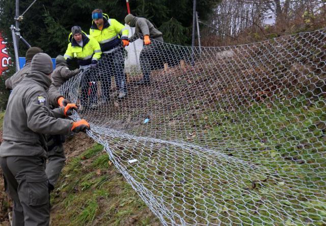Migranti seku ogradu na srpsko-maðarskoj granici