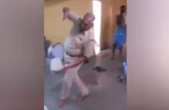 Policajac koji pleše kao da sutra ne postoji (VIDEO)
