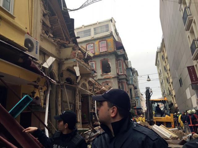 Srušile se dve zgrade u Istanbulu