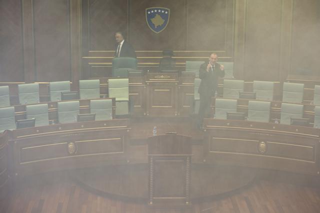 Tear gas is activated in the assembly on Friday (Beta)