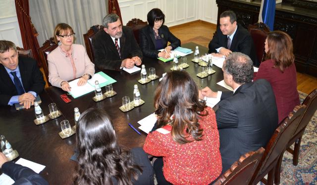 Foreign minister meets with French parliamentarians