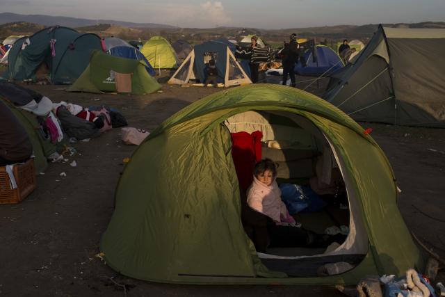 Oko 10.000 izbeglica i dalje u Idomeniju / VIDEO
