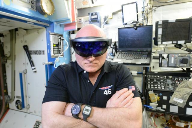 Kako je nositi Microsoft HoloLens u svemiru? (VIDEO)