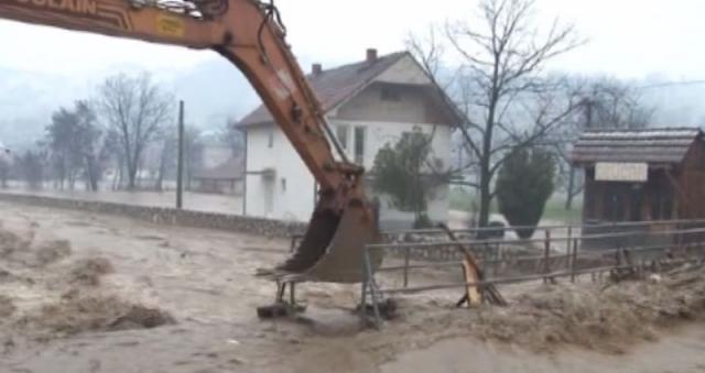 VIDEO - Ruše most u Pazaru zbog poplave