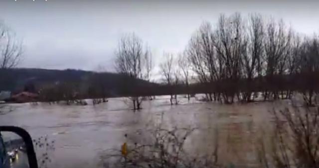 Dramatično kod Čačka: Taksistu zarobila poplava