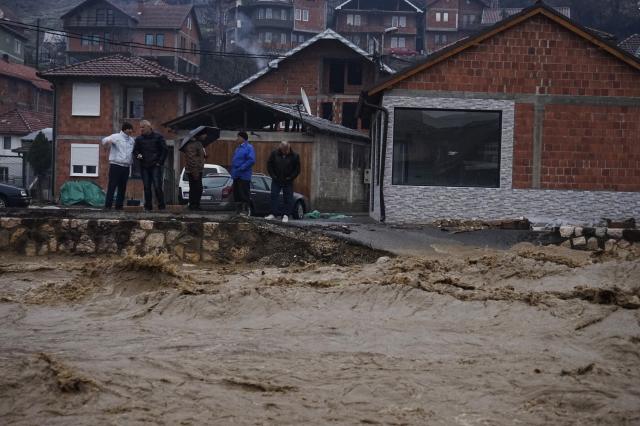 N.Pazar: 100 ljudi evakuisano, ponegde nema struje