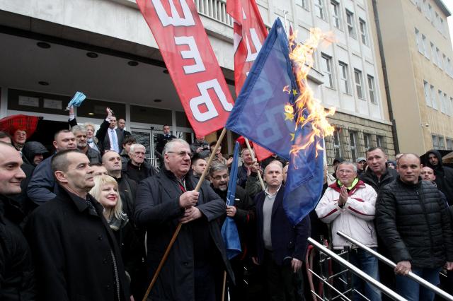 Šešelj iz protesta zapalio zastave EU i NATO