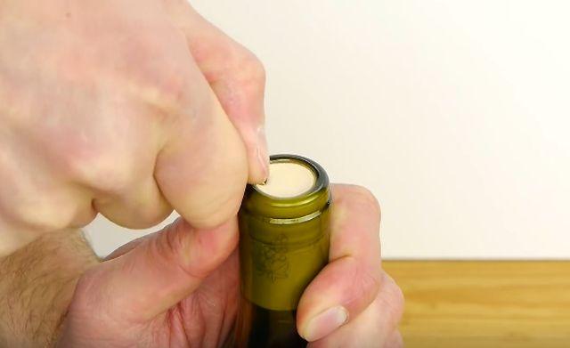 Mali trik: Kako da otvorite flašu s vinom bez vadičepa