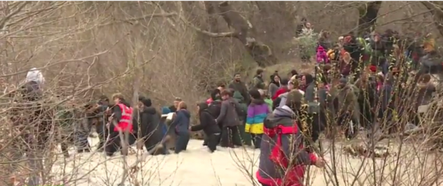 Izbeglice preko reke u MKD, reagovala vojska