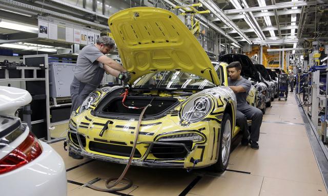 Porsche časti zaposlene sa po 8.911 €