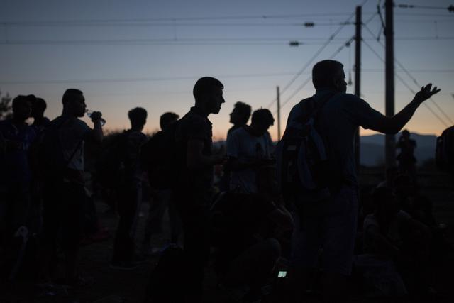 Protesting migrants block Greece-Macedonia border