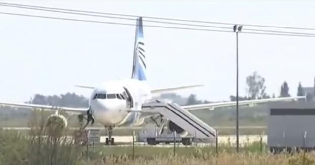 Crew member escapes hijacked plane/VIDEO