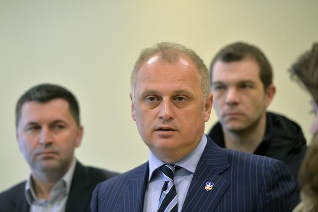 Vesiæ: Da se prekrstim, kakva rekontrukcija trga