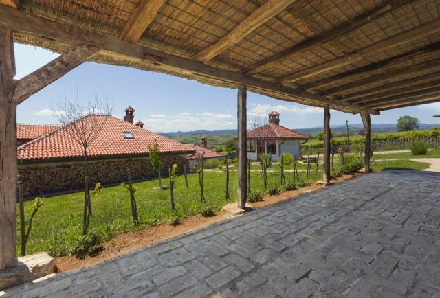 Kuæa 100 m2 i ha zemlje 6.000 EUR i niko neæe