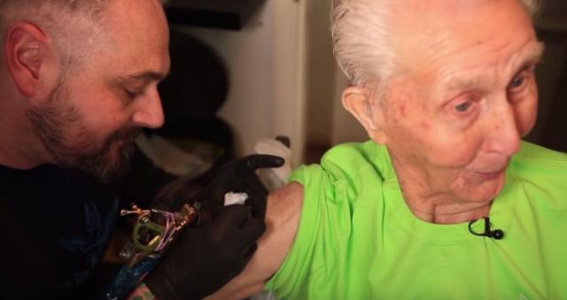 Ušao u Ginisovu knjigu: 104-godišnji Britanac uradio tetovažu