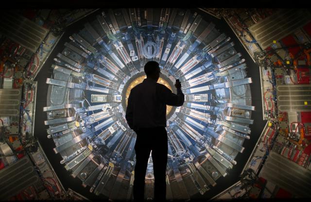 Fizièari CERN-a prisiljeni da se javno "distanciraju od Satane"