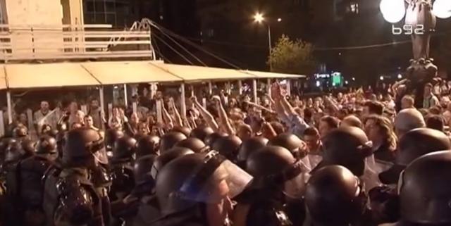 Skoplje: Graðani pošli na Sobranje, kordon spreèio