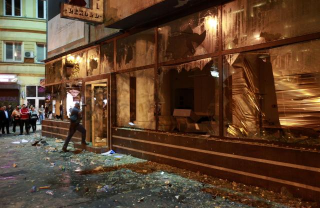 Skoplje opet "gori": Baklje i kamenje na policiju