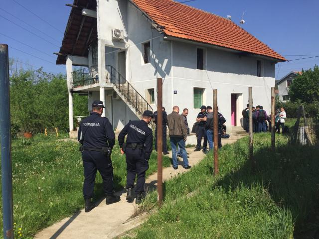 Belgrade: Police detain migrants barricaded inside house