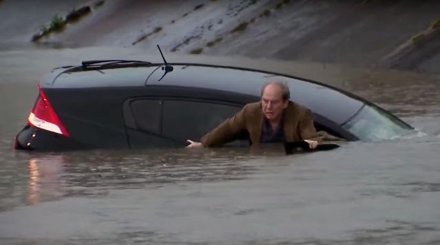 Reporter spasavao vozaèa iz poplavljenog vozila