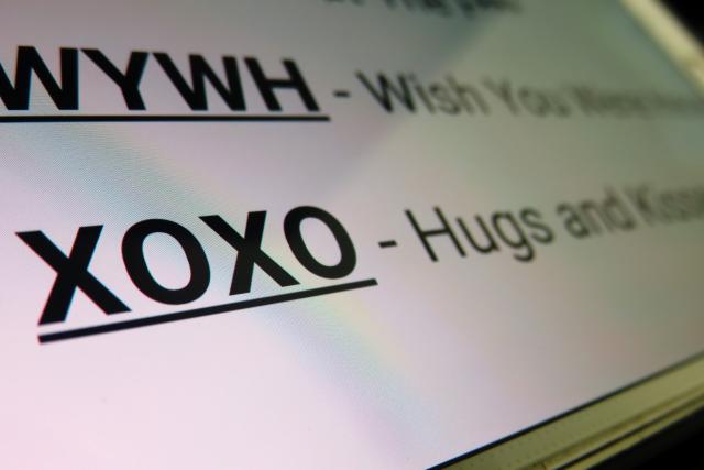 Šta znače XO, XX i ostale skraćenice dopisivanja na internetu